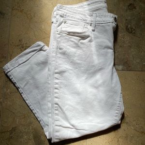 Levis Capris Size 